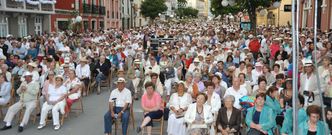 Del tir�n del Ribadeo Indiano da fe esta imagen de la multitud que ayer asisti� a un concierto de habaneras en la calle San Roque. 