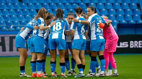 Las jugadoras deportivistas hacen piña antes de un partido de esta temporada