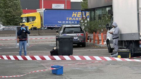 Agentes trabajando en la localidad Trappes, el lugar donde se produjo el tiroteo
