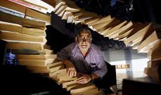 Javier Novelle en la cadena de ADN que est� elaborada por gu�as telef�nicas de toda Galicia y se encuentra en la Domus.