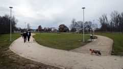 Lo que se puede hacer y lo que no. En la foto, dos chicos pasean un perro con correa por el parque de Covas. No est�n vulnerando la normativa porque lo llevan atado y van por un camino. En cambio, el due�o del perro que aparece a la derecha s� lo hace, porque no deb�a haberlo dejado suelto