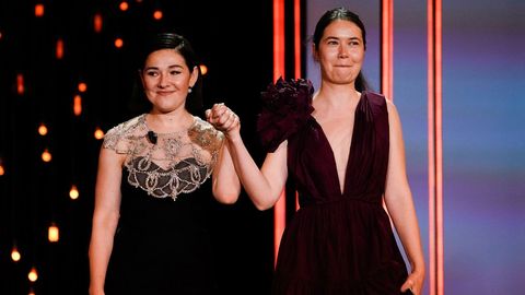 Las realizadoras rumanas Alina Grigore (d) y Adrian Paduretu han conseguido la Concha de Oro a la  Mejor pel�cula  por su cinta  Blue Moon  