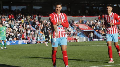 Alan Godoy celebrando el gol de penalti que le anota al Fabril en el �ngel Carro