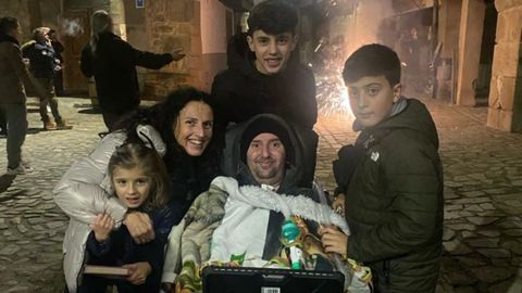 Jos Luis Capitn, junto con su mujer y sus tres hijos. Habitualmente viajan a Madrid o a Salamanca para visitar a susrespectivas familias