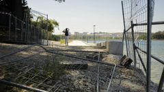 El paseo actualmente est cortado por vallas que los viandantes no respetan.
