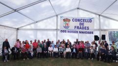 Foto de familia de autoridades y personas con m�s de 90 a�os en la Festa dos Maiores de Frades