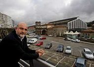 Carlos Abell�n con la estaci�n de tren de Santtiago al fondo, que �l es partidario de conservar.