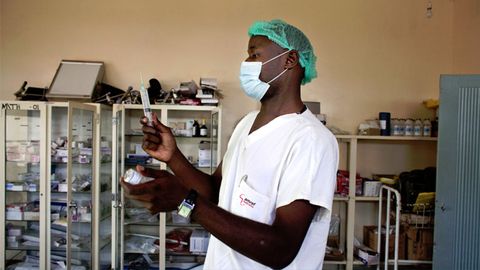 Uno de los profesionales sanitarios formados por Amref en frica