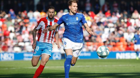 Carlos Hernndez disputa un baln con Carrillo durante el Lugo - Real Oviedo