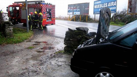 El fuego solo afect� al motor del veh�culo por la r�pida intervenci�n de los bomberos