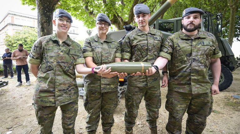 El sargento m�s joven de la Brilat, tercero por la izquierda, junto a tres soldados.