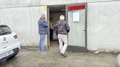 Cola a las puertas del nuevo almacén en que se ubica MRW en Ourense, en el polígono de San Cibrao das Viñas