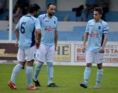 �scar rivas, Iago y Aurelio conversan durante un partido. 
