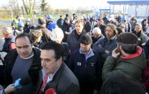 Los trabajadores secundaron una concentraci�n en una de las puertas de acceso a la factor�a. 