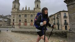 Amaya, a su paso por la ciudad amurallada, camino de la Praza do Obradoiro