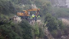 Obras del ADIF para asentar la v�a en la zona del derrumbe, en As Xubias, A Coru�a