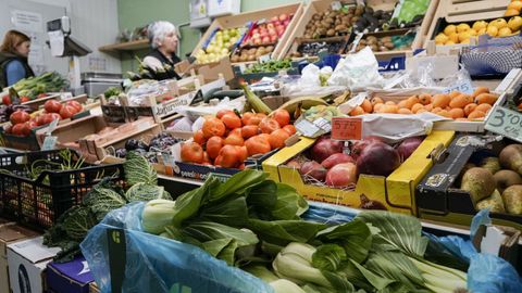 Una dieta rica en verduras y frutas contribuye a reducir el colesterol.