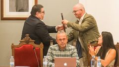 Santiago Freire (derecha) cedi el bastn de mando a Francisco Prez.