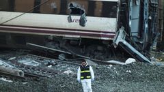 Un investigador de la Guardia Civil en la zona donde acab� el tren Alvia accidentado en Adamuz