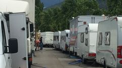Las caravanas aparcadas a ambos lados de la calle que va paralela al Malec�n apenas dejan paso a los coches
