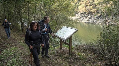 Caminantes en la ruta de A Cubela, en Ribas, que figura en la aplicación gratuita Sendegal