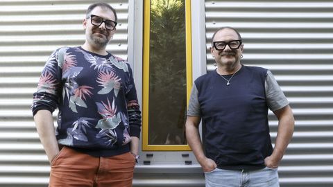 Miguel e Ignacio posan no exterior da sa casa en Calo, no concello de Teo.