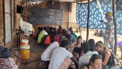 Momento de uno de los talleres con los ni�os del poblado