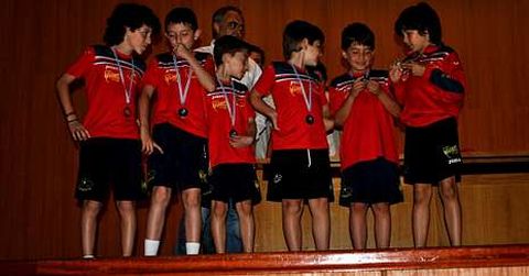 Todos los alumnos de la escuela recibieron una medalla en el evento celebrado en el auditorio municipal.