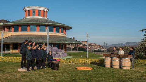 Concursantes y jurado, ante el museo en La Rioja