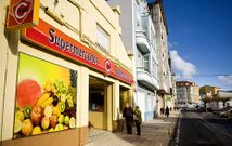 El supermercado Claudio, en la avenida de entrada a Cari�o, unos d�as antes de cerrar.