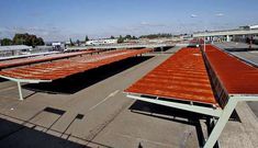 <span lang= es-es >Im�genes del abandono</span>. Las malas hierbas ya forman parte del paisaje urbanizado de la vieja Lavacolla, y el antiguo aparcamiento est� en barbecho de coches y vida. A trav�s de una ventana tambi�n pueden verse monitores definitivamente apagados, cajas de cart�n y m�quinas que hace solo un a�o se utilizaron para gestionar las salidas y llegadas de dos millones de personas.