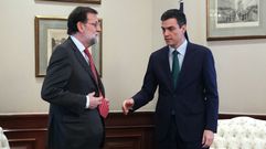 Rajoy evita dar la mano a S�nchez en su reuni�n en el Congreso
