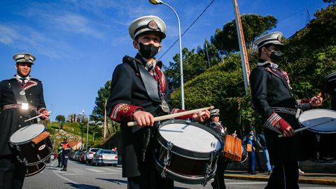 Los sonenses salieron a contemplar el paso de una procesin que parti de la iglesia parroquial para llegar a la capilla de A Atalaia.