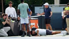 Carlos Alcaraz haciendo flexiones tras perder una pachanga con el jugador francs Gael Monfils