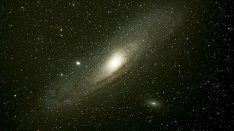 La galaxia de Andrmeda se encuentra a una distancia de 2,54 millones de aos luz en la constelacin de Andrmeda. Es la galaxia ms cercana y el objeto ms lejano visible a simple vista, est en curso de colisin con la Va Lctea. En el catlogo Messier es denominada M31 y tiene una magnitud aparente de 3,44.
La foto est obtenida con una cmara Nikon D500, 242 segundos a Iso 2000 y un telescopio Skywatcher 80 ed Triplet APO, sobre una montura Orin Athlas. 
