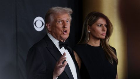 El presidente de Estados Unidos, Donald Trump, y la primera dama, Melania Trump, posan sobre la alfombra roja para los Honores del Centro Kennedy 2025 en el Centro John F. Kennedy para las Artes Escnicas, en Washington.