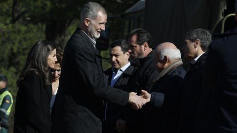 El rey Felipe VI y la reina Letizia saludan a las autoridades, entre las que se encuentra el ministro de Transportes, �scar Puente, el presidente de la Junta, Juanma Moreno y la ministra de Hacienda, Mar�a Jes�s Montero a su llegada a la zona del accidente en Adamuz.