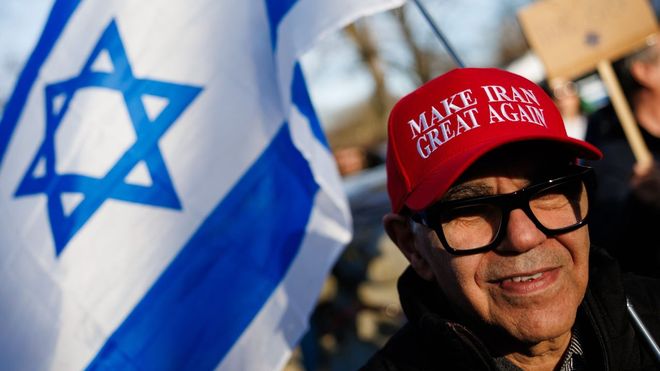 Un simpatizante manifest&aacute;ndose a principios de marzo en defensa de Israel y la guerra en Ir&aacute;n.