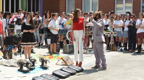 La reina Letizia interact�a con alumnos y m�sicos en el patio del instituto Jer�nimo Gonz�lez, de Sama de Langreo.La reina Letizia interact�a con alumnos y m�sicos en el patio del instituto Jer�nimo Gonz�lez, de Sama de Langreo