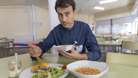 El cocinero &Oacute;scar Fern&aacute;ndez, durante su etapa en el&nbsp;CEIP Xacinto Amigo Lera, en Portomouro (Val do Dubra)