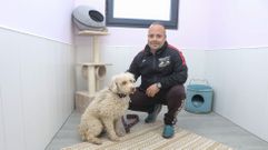 Carlos �lvarez, en la nueva Residencia Euskogal Resort de Bri�n. Adem�s de estas instalaciones, dirige otras de adiestramiento y �agility� en Compostela, as� como la tienda y peluquer�a Aristopets. �l y su pareja tienen 6 perros, cinco de agua y un pastor belga malinois. Dos de ellos, Narco (en la foto) y Nero trabajan en la unidad de rescate de Oroso, la cual fue fundada en el 2015 y hace una media de entre 10 y 12 operativos de rescate al a�o.