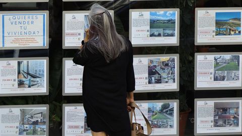 Una mujer mira los anuncios de viviendas disponibles en una inmobiliaria coru�esa