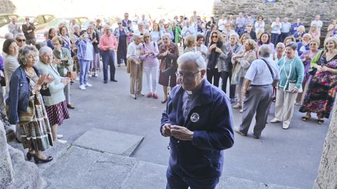 Benjamín Sevillano Gallego recibió el aplauso y el abrazo de los feligreses a la salida de la misa