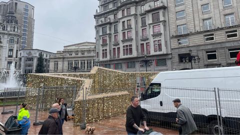 Una estrella gigante decora la Escandalera junto al clsico rbol de Navidad.