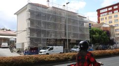 El 8 de la carretera de Castilla, recubierto de andamios, acumula m�s de ocho meses de trabajos, cuando deber�a haber finalizado en cuatro.
