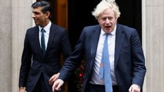 Johnson saliendo con el ministro de Econom�a, Rishi Sunak, de Downing Street.