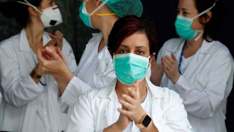 Los trabajadores de Urgencias del Hospital Central de Asturias ( HUCA ) en Oviedo agradecen las muestras de apoyo de la ciudad. 