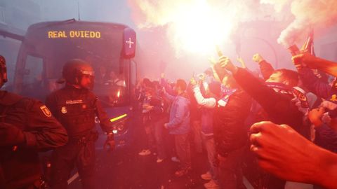 Recibimiento al Real Oviedo antes del partido de playoff contra el Eibar