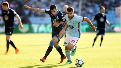 Juanfran y Jonny Otto pugnando el bal�n durante el �ltimo derbi en Primera Divisi�n