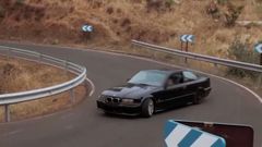 Uno de los dos vehculos identificados, derrapando en la carretera.